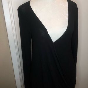 Sz M black closed keyhole long sleeve